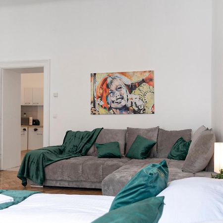 Prime Location & Peaceful Shared 2 Bedroom Apt With Backyard Vienna Esterno foto