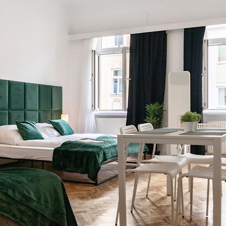 Prime Location & Peaceful Shared 2 Bedroom Apt With Backyard Vienna Esterno foto