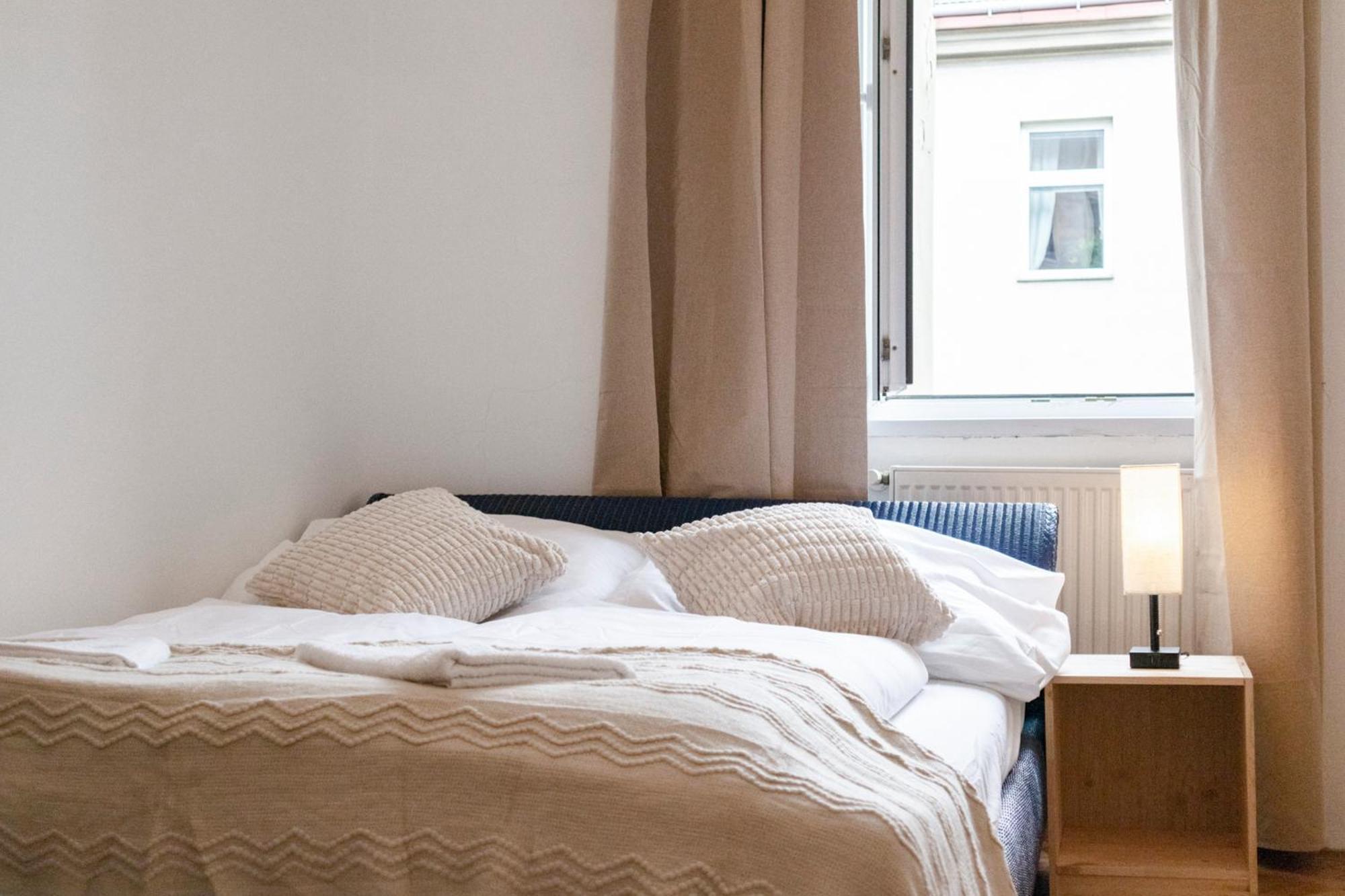 Prime Location & Peaceful Shared 2 Bedroom Apt With Backyard Vienna Esterno foto