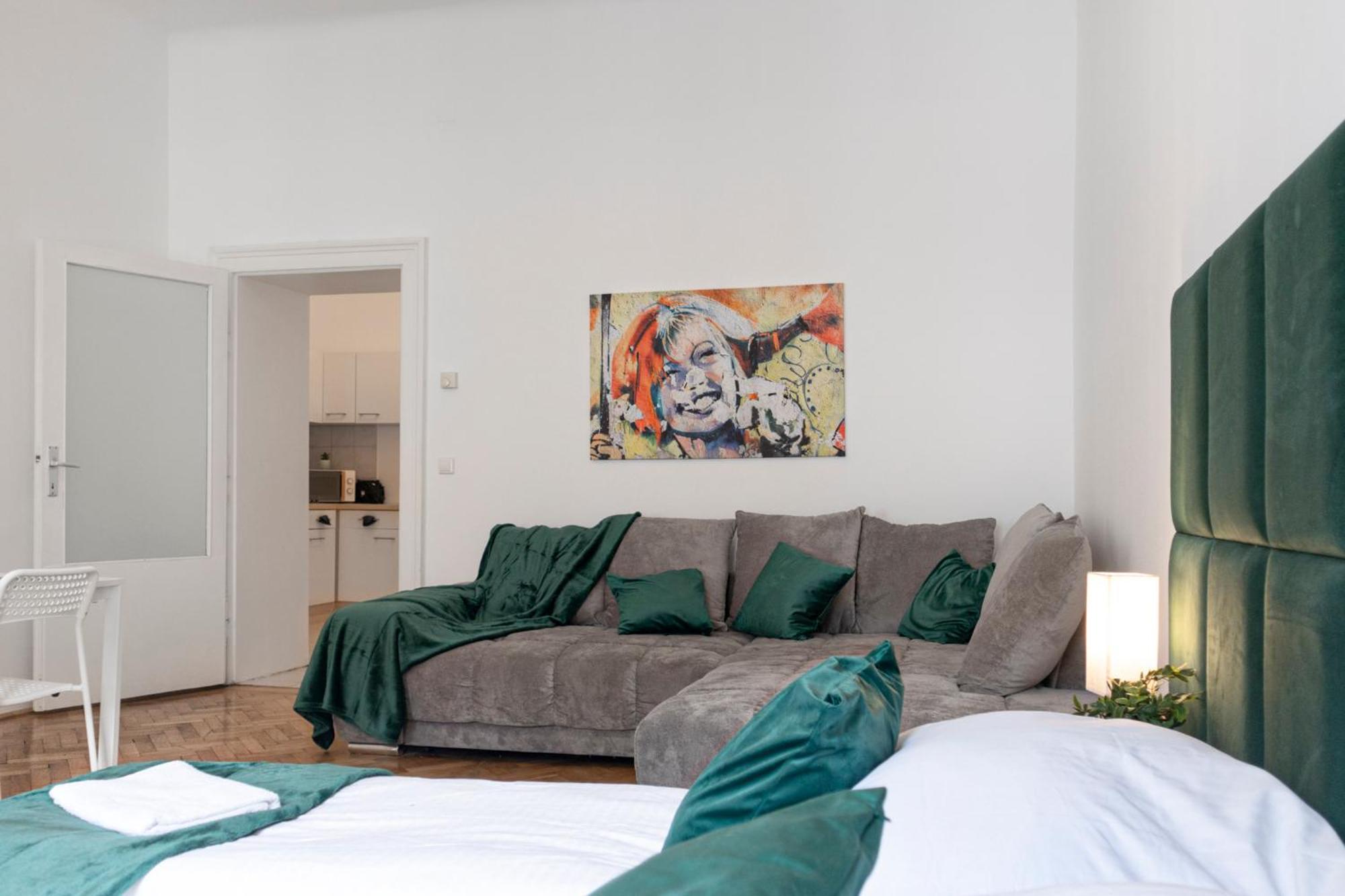 Prime Location & Peaceful Shared 2 Bedroom Apt With Backyard Vienna Esterno foto