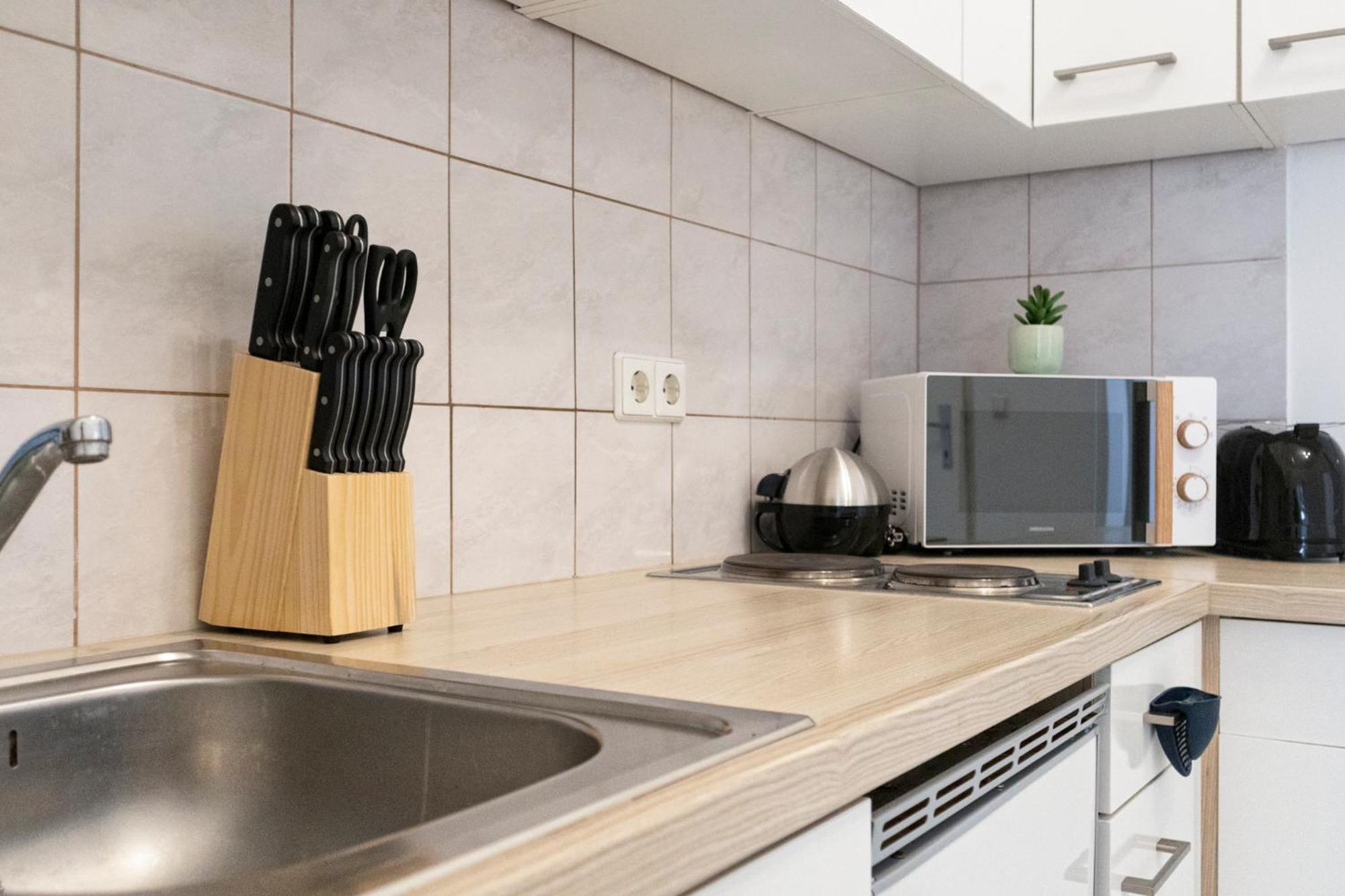 Prime Location & Peaceful Shared 2 Bedroom Apt With Backyard Vienna Esterno foto