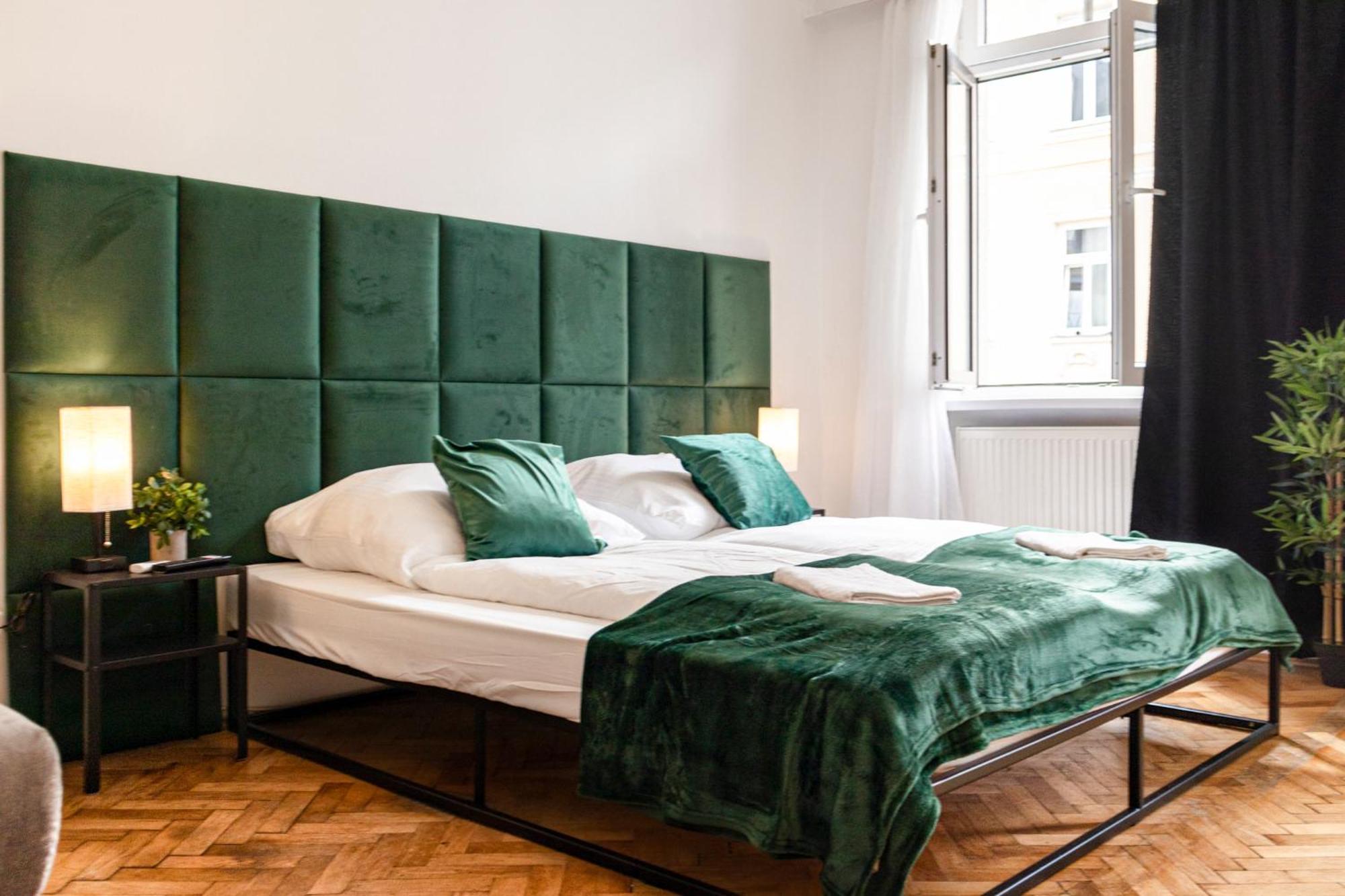 Prime Location & Peaceful Shared 2 Bedroom Apt With Backyard Vienna Esterno foto
