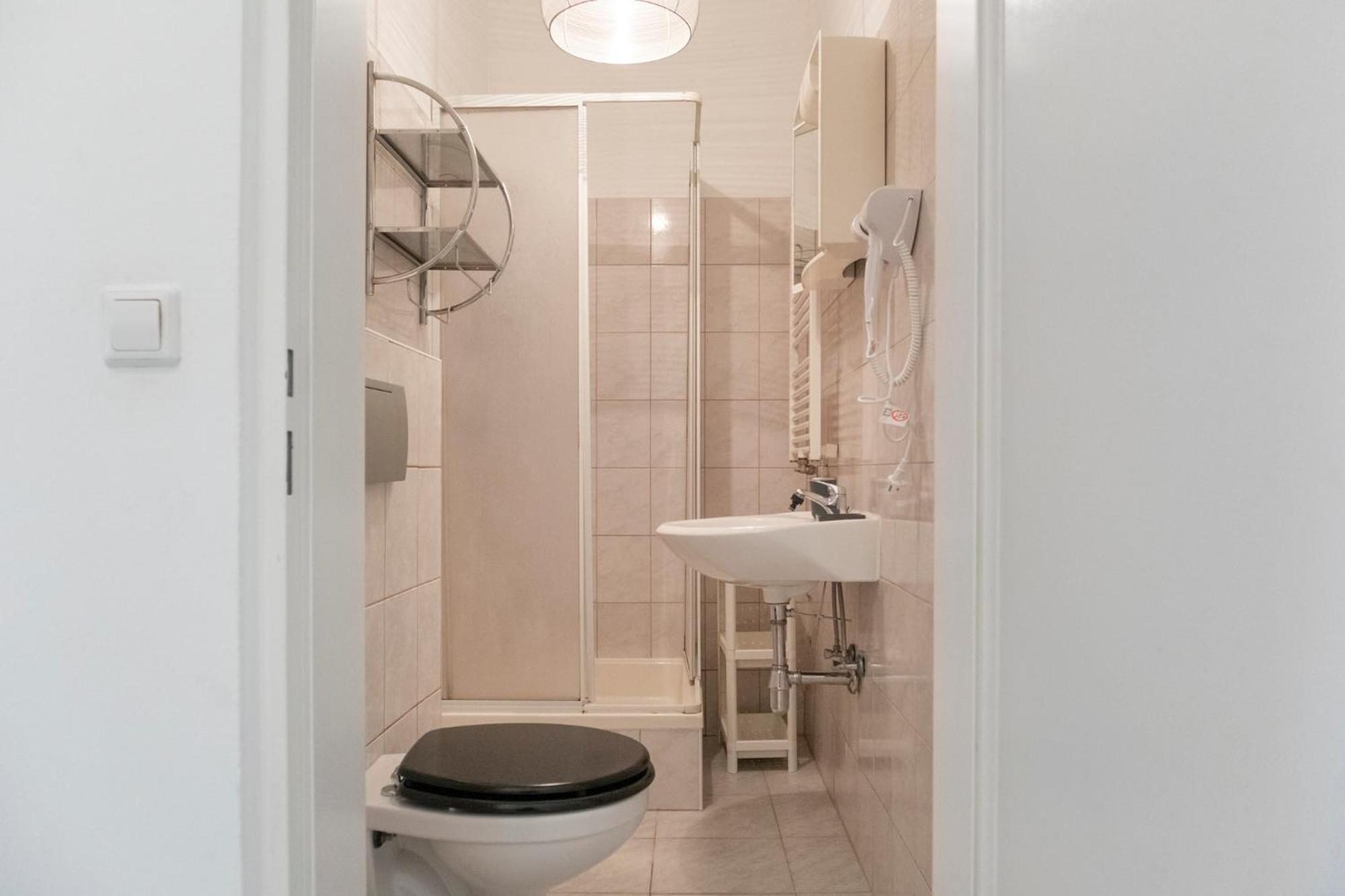 Prime Location & Peaceful Shared 2 Bedroom Apt With Backyard Vienna Esterno foto