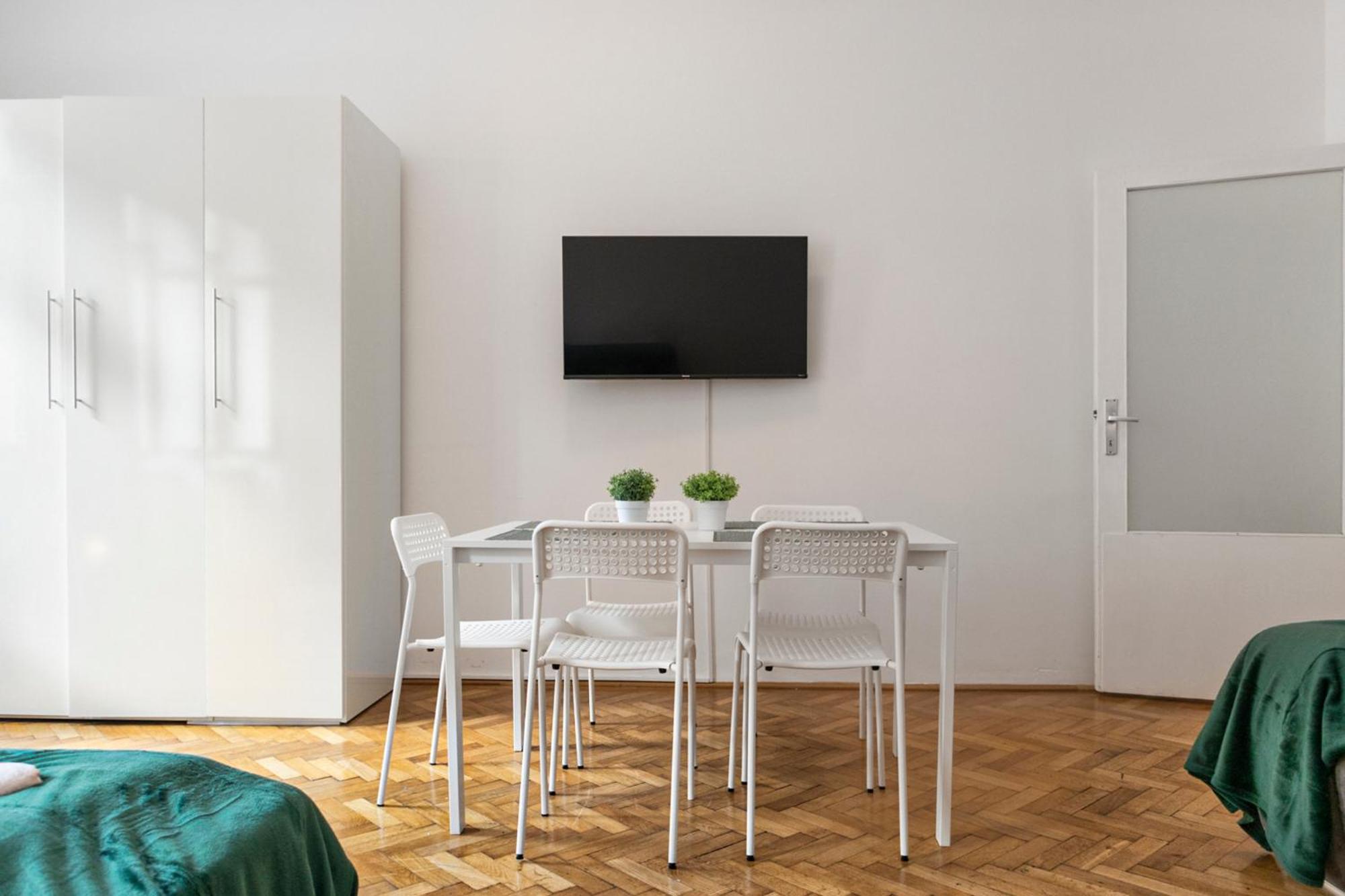 Prime Location & Peaceful Shared 2 Bedroom Apt With Backyard Vienna Esterno foto