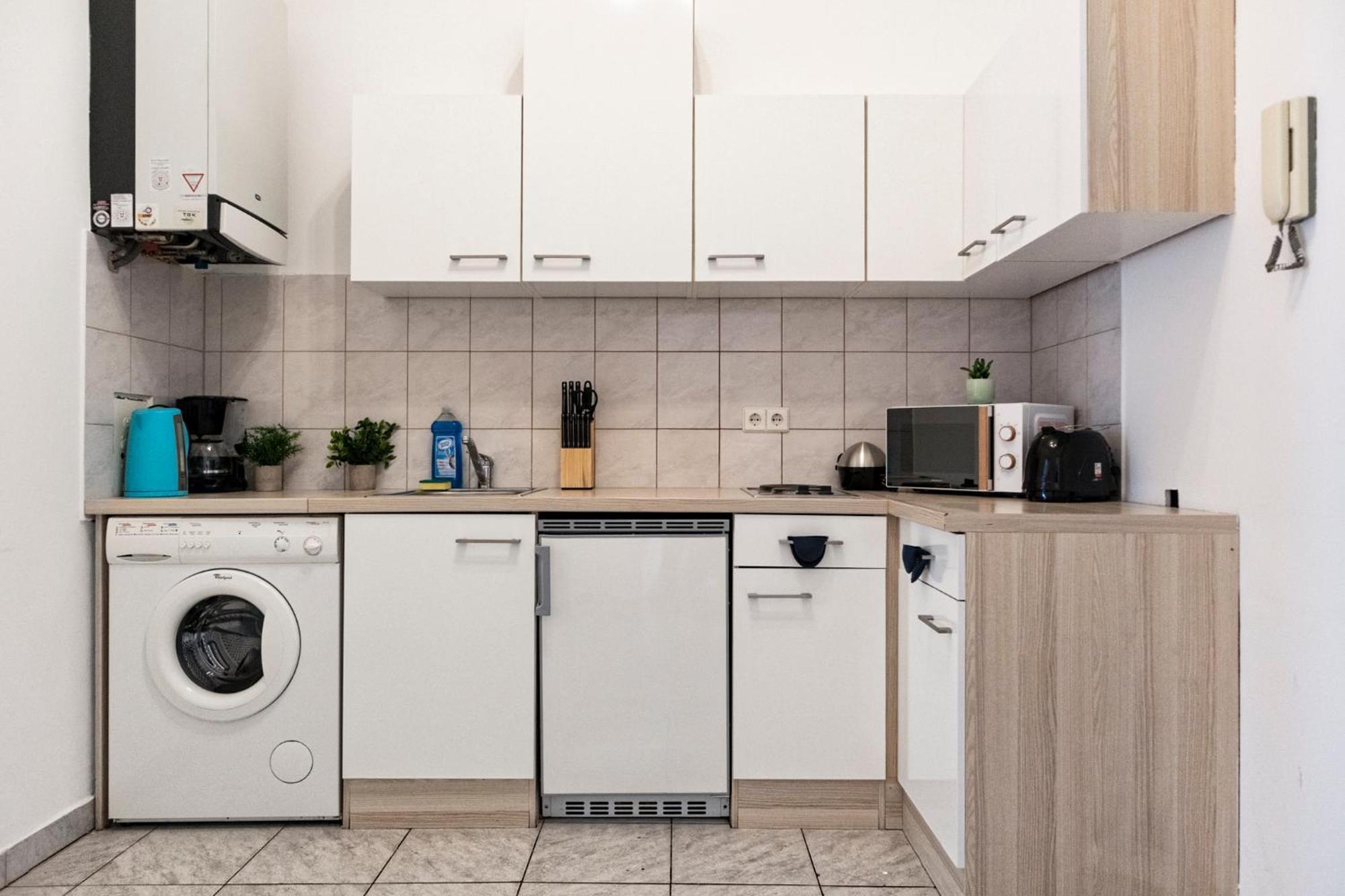 Prime Location & Peaceful Shared 2 Bedroom Apt With Backyard Vienna Esterno foto