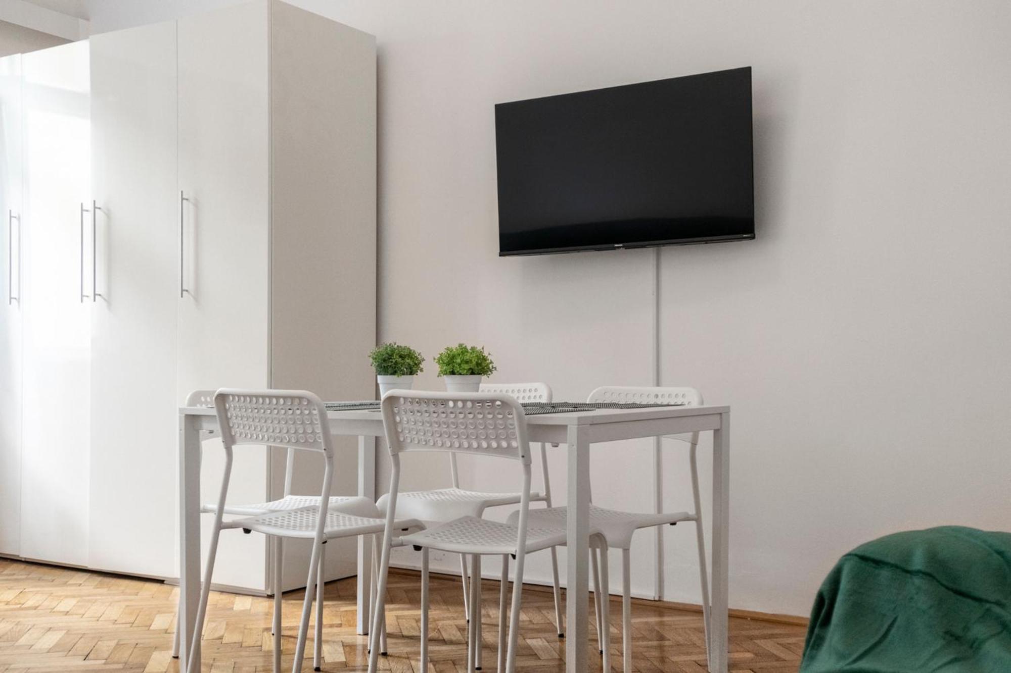 Prime Location & Peaceful Shared 2 Bedroom Apt With Backyard Vienna Esterno foto