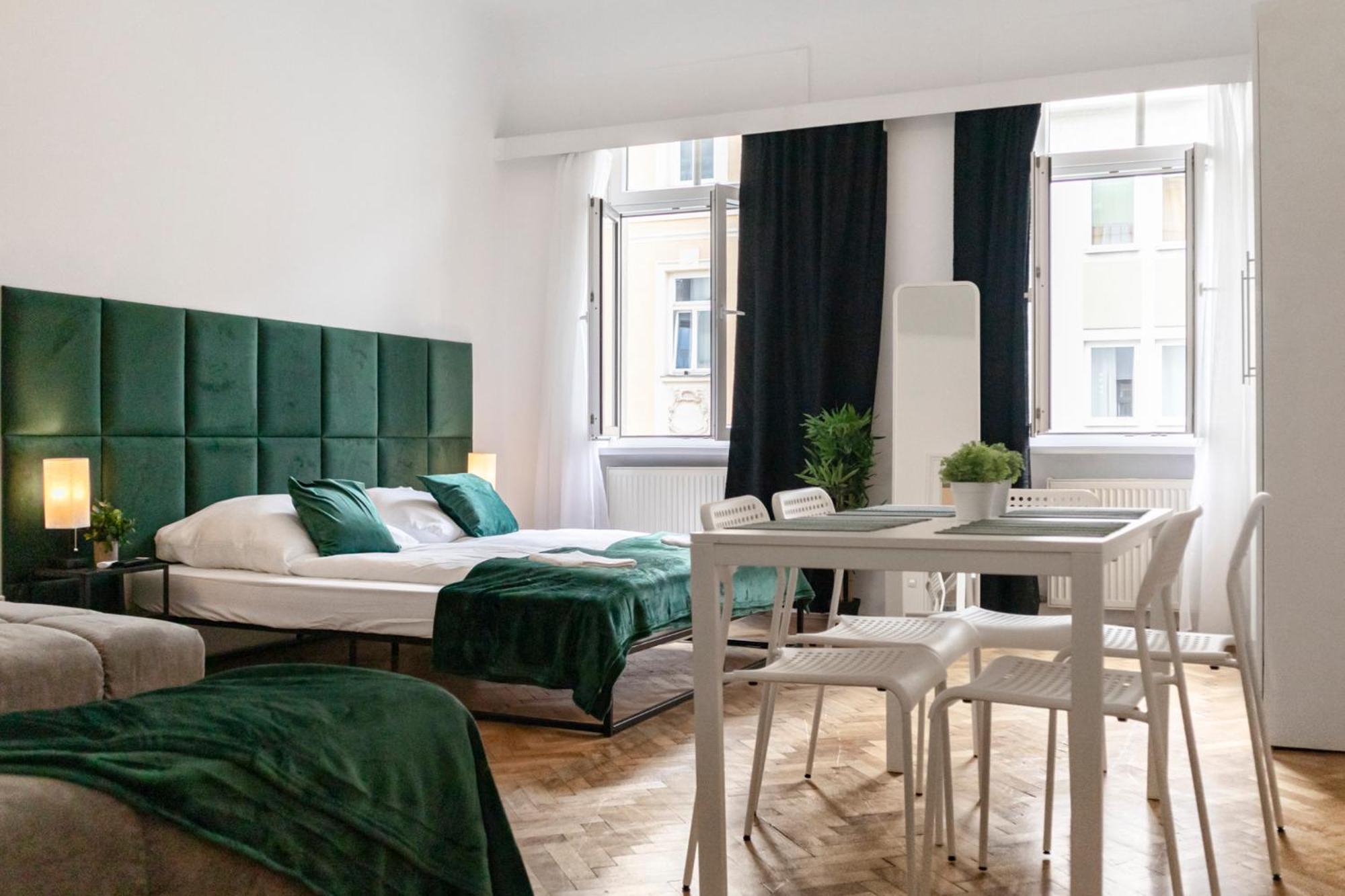 Prime Location & Peaceful Shared 2 Bedroom Apt With Backyard Vienna Esterno foto